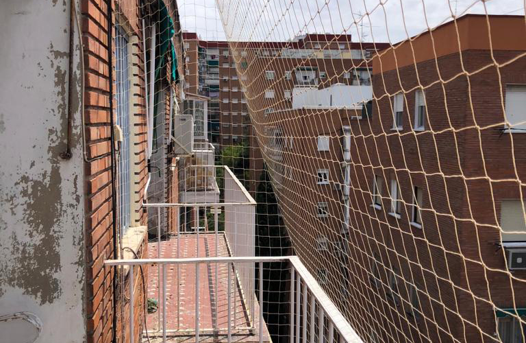 Cerramiento antipalomas en terrazas y balcones